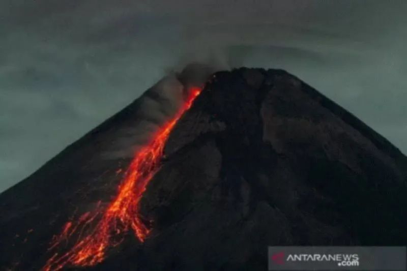 Ilustrasi - Gunung Merapi meluncurkan lava pijar dari Turi, Sleman, DI Yogyakarta, Minggu (25/4/2021). ANTARA FOTO/Hendra Nurdiyansyah/wsj. (.)