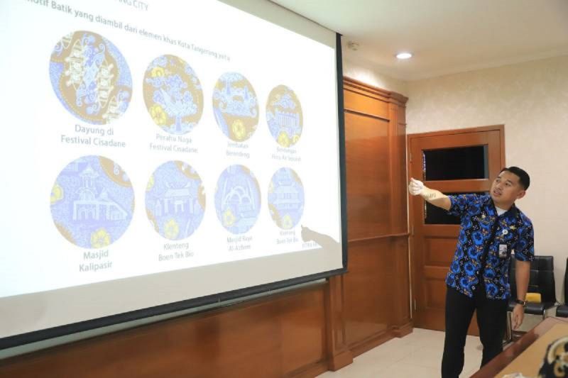 Kepala Bidang Diseminasi Informasi dan Komunikasi Publik (DIKP) Diskominfo Kota Tangerang Ian Chavidz Rizqiullah sedang menjelaskan mengenai desain digital art kemeja motif batik Kota Tangerang kepada Pj Wali Kota Tangerang. ANTARA/HO-Pemkot Tangerang