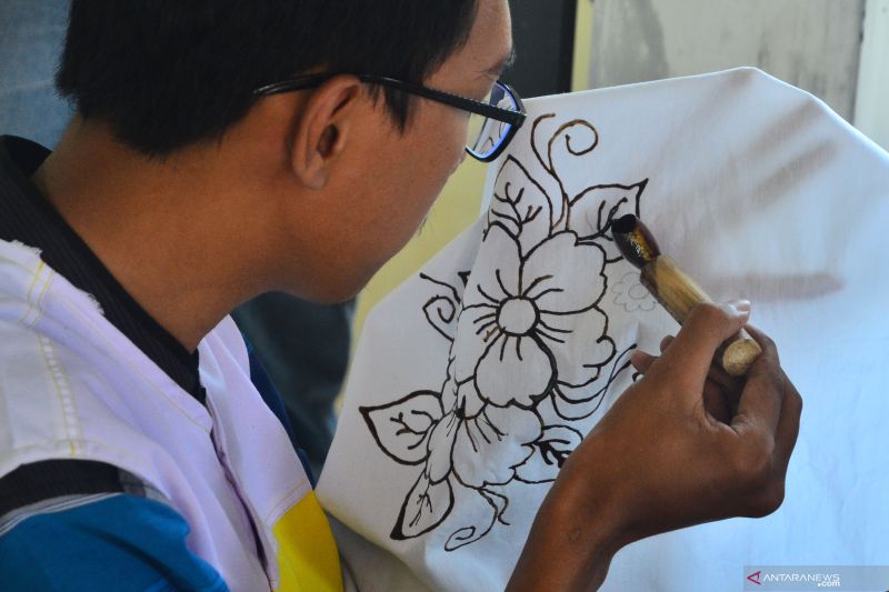 Ilustrasi: Peserta mengikuti pelatihan membatik di Desa Gondangmanis, Bae, Kudus, Jawa Tengah. ANTARA FOTO/Yusuf Nugroho/hp. (ANTARA FOTO/YUSUF NUGROHO)