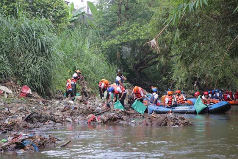 Pekerja PT Pertamina International Shipping (PIS) bersama relawan membersihkan sampah di Sungai Ciliwung dalam kegiatan bertajuk "Festival Sungai Ciliwung 2024". ANTARA/HO-Humas PIS