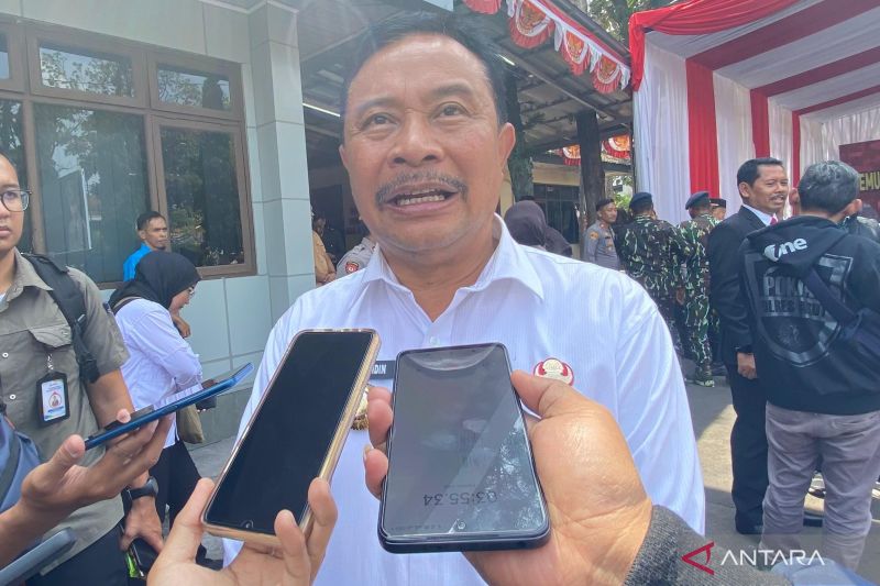 Penjabat Bupati Garut Barnas Adjidin. (ANTARA/Feri Purnama)