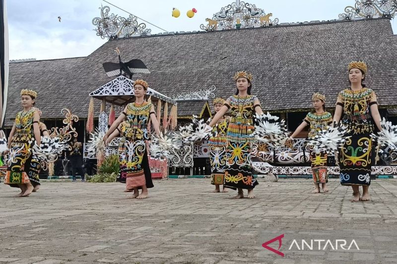 Desa Budaya Pampang, Kalimantan Timur, merupakan salah satu wisata budaya andalan yang ditonjolkan Dispar Kaltim untuk menarik kunjungan wisatawan mancanegara. (ANTARA/Ahmad Rifandi)