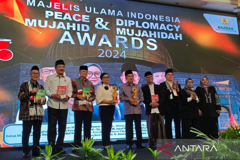 Majelis Ulama Indonesia (MUI) menganugerahkan penghargaan Peace Mujahid Award kepada Wakil Presiden ke-10 dan ke-12 Indonesia Jusuf Kalla (JK) serta Diplomacy Mujahidah Award kepada Menteri Luar Negeri (Menlu) Retno Marsudi karena jasa mereka dalam memperjuangkan perdamaian dunia. Acara penyerahan penghargaan digelar di Jakarta Pusat pada Kamis (3/10/2024). (ANTARA/Farhan Arda Nugraha)