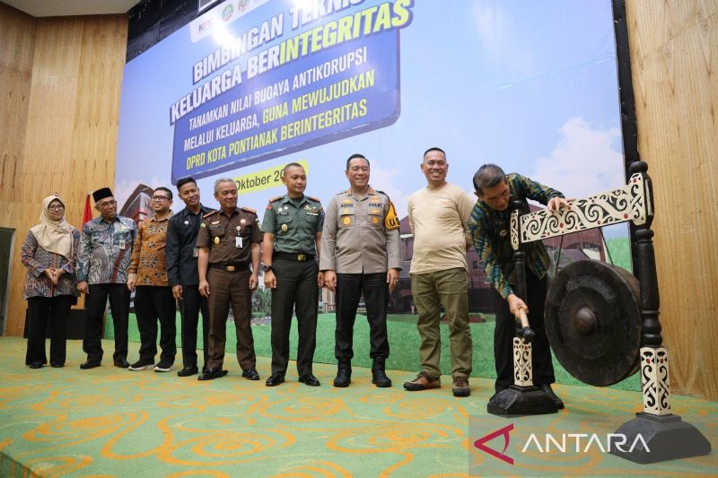 PJ Wako Pontianak Ani Sofian membuka Bimtek Keluarga Berintegrasi bagi Anggota DPRD Kota Pontianak di Pontianak, Kamis (3/10/2024) (ANTARA/Dedi)