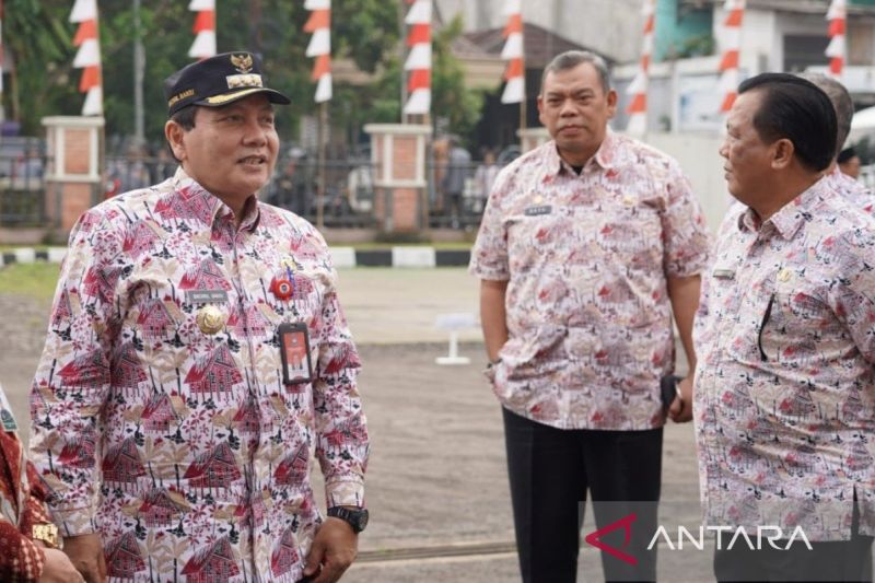 Penjabat Bupati Bogor Bachril Bakri membagikan makanan untuk anak stunting di Kantor Kecamatan Pamijahan, Kabupaten Bogor, Jawa Barat, Kamis (3/10/2024). (ANTARA/M Fikri Setiawan)