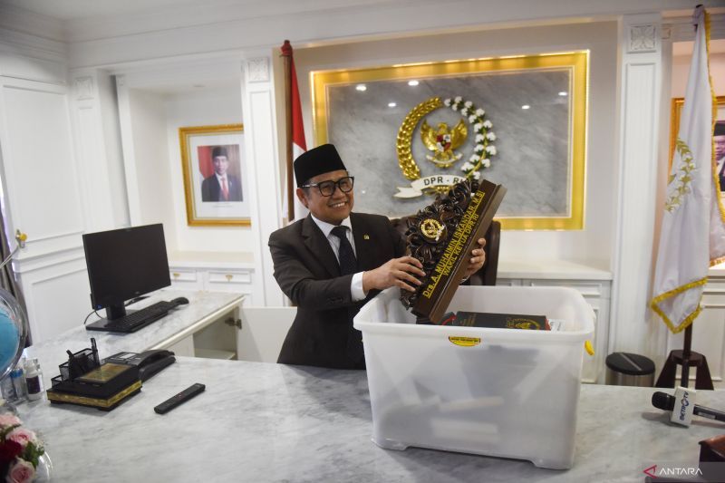 Arsip foto - Wakil Ketua DPR Muhaimin Iskandar membereskan papan nama di ruang kerjanya, di Gedung Nusantara III, Kompleks Parlemen, Senayan, Jakarta, Senin (30/9/2024). Wakil Ketua DPR periode 2019-2024 itu berkemas di hari terakhir dirinya menjabat, jelang pelantikan anggota DPR terpilih periode 2024-2029 pada Selasa, 1 Oktober 2024. ANTARA FOTO/Indrianto Eko Suwarso/aww.