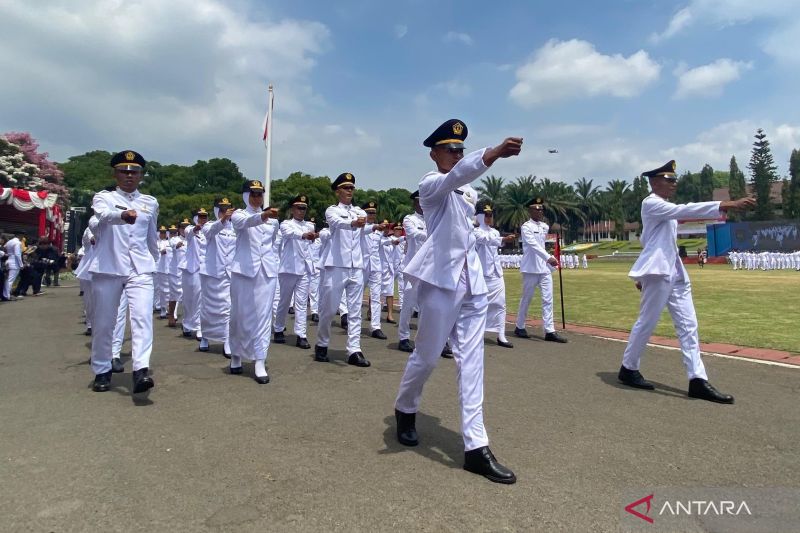 Sejumlah Praja Pratama berjalan saat upacara Pengukuhan Praja Pratama IPDN Angkatan XXXV Tahun 2024 lapangan Parade Abdi Praja IPDN Jatinangor, Kabupaten Sumedang, Jawa Barat, Kamis (3/10/2024). (ANTARA/Feri Purnama)
