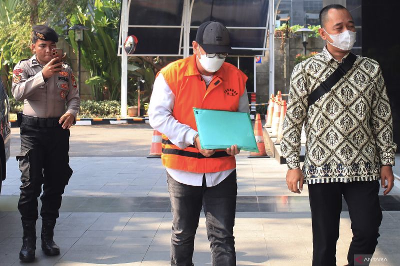 Tersangka kasus dugaan korupsi di lingkungan Direktorat Jenderal Perkeretaapian (DJKA) Yofi Oktarisza (tengah) berjalan saat akan menjalani pemeriksaan di Gedung Merah Putih KPK, Jakarta, Selasa (1/10/2024). ANTARA FOTO/Reno Esnir/fzn/tom. (ANTARA FOTO/RENO ESNIR)