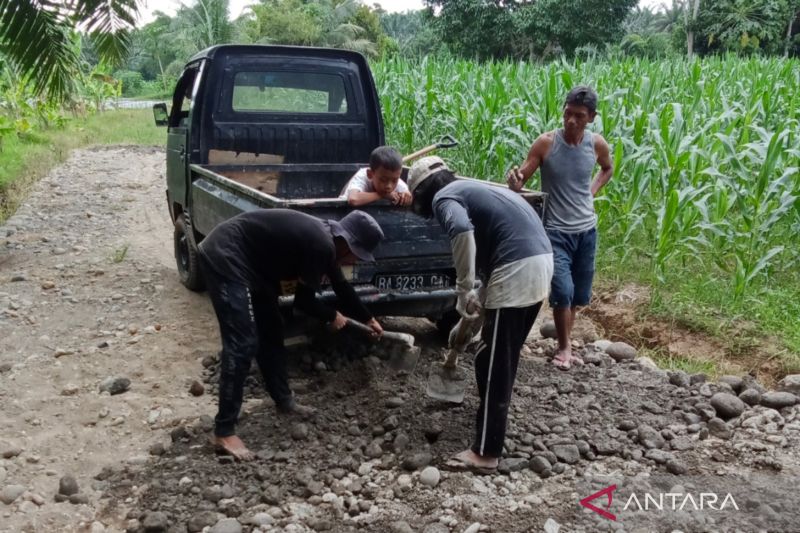 Sejumlah petani di Kabupaten Mukomuko melakukan finishing jalan usaha tani, Rabu (2/10/2024) ANTARA/Ferri.
