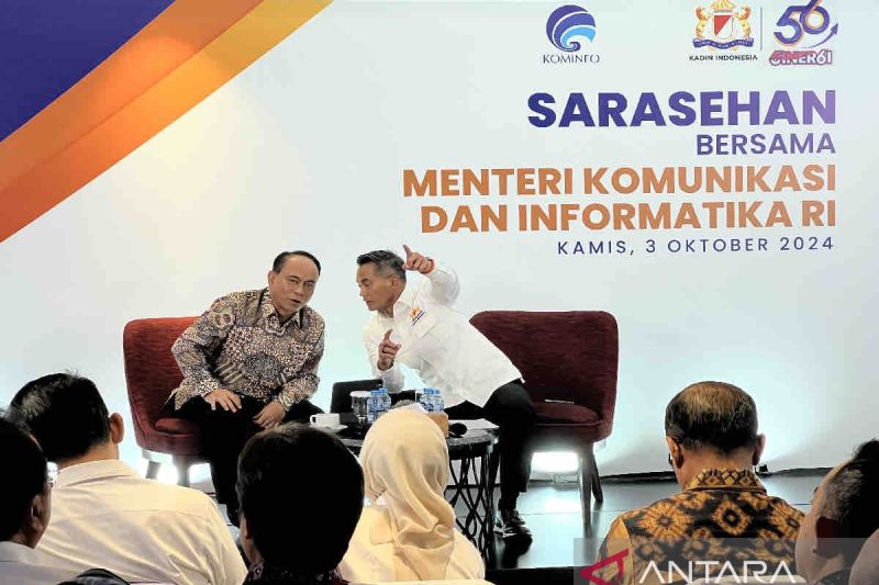 Ketua Umum Kamar Dagang dan Industri (Kadin) Indonesia hasil Musyawarah Nasional Luar Biasa (Munaslub) Anindya Bakrie (kanan) berbincang dengan Menteri Komunikasi dan Informatika (Menkominfo) Budi Arie Setiadi saat kegiatan sarasehan di Jakarta, Kamis (3/10/2024). ANTARA/Harianto