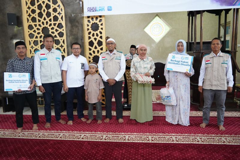 General Manager PT PLN (Persero) UID Sulselrabar Budiono saat menyerahkan bantuan kepada masyarakat pra sejahtera di Makassar. ANTARA/HO-Humas PLN UID Sulselrabar (B)