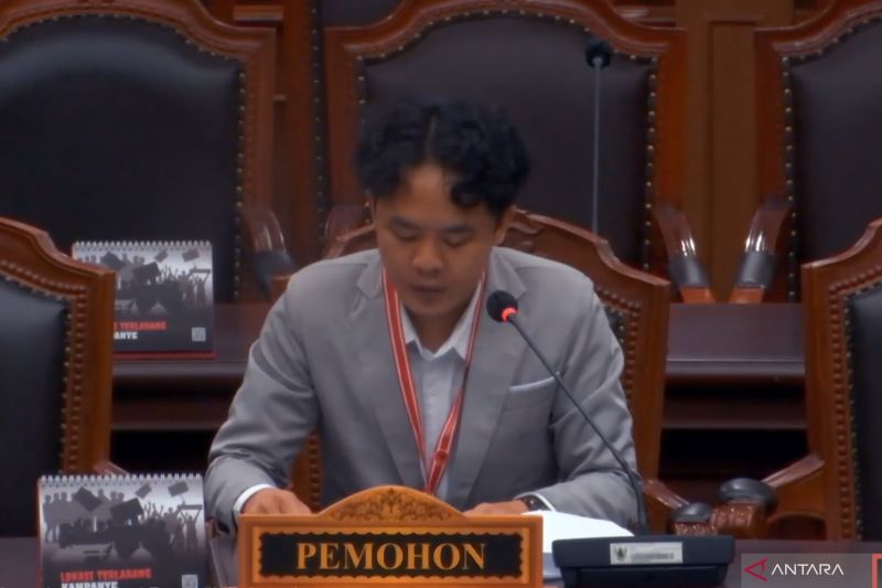 Tangkapan layar pemohon Perkara Nomor 136/PUU-XXII/2024, Syukur Destieli Gulo, membacakan pokok-pokok permohonannya terkait uji materi Pasal 188 Undang-Undang Nomor 1 Tahun 2015 tentang Pemilihan Gubernur, Bupati, dan Wali Kota (Pilkada) di Ruang Pleno Mahkamah Konstitusi, Jakarta, Kamis (3/10/2024). (ANTARA/Fath Putra Mulya)