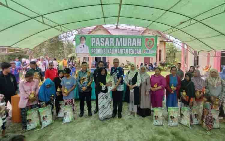 Pj Sekretaris Daerah Kotawaringin Timur Sanggul Lumban Gaol menghadiri pasar murah di Desa Telaga Baru, Kamis, 3 Oktober 2024. (FOTO: IST)