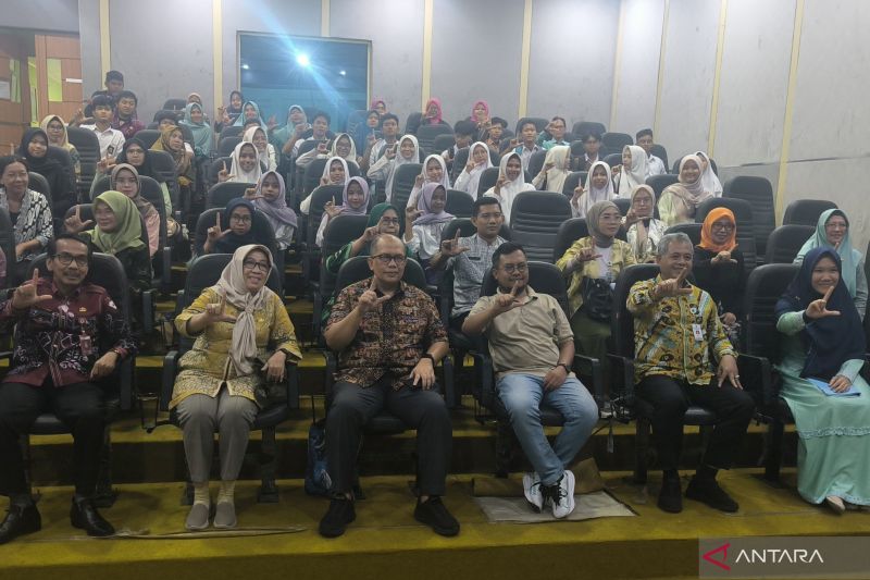 Bedah buku 'Start With Why" karya Simon Sinek, bersama Executive coach dan Nadzir Wakaf Produktif, Dr Ir Akhmad Mukhlis Yusuf (ketiga dari kiri) di Gedung Kearsipan Provinsi Banten, Kota Serang, Kamis (3/10/2024). (ANTARA/Devi Nindy)