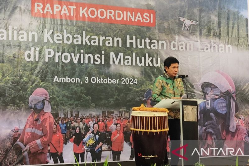 Pj Gubernur Maluku Sadali Ie membuka rapat koordinasi pengendalian Karhutla di Ambon. ANTARA/Dedy Azis