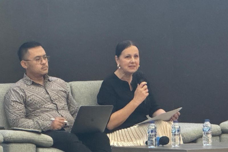 Direktur Asosiasi Pertahanan, Antariksa, dan Keamanan Nasional dari Universitas Queensland Australia, Greta Nabbs-Keller (kanan), berbicara dalam diskusi "Peran Kekuatan Menengah dalam Multipolar" di Jakarta, Kamis (3/10/2024). (ANTARA/Cindy Frishanti)