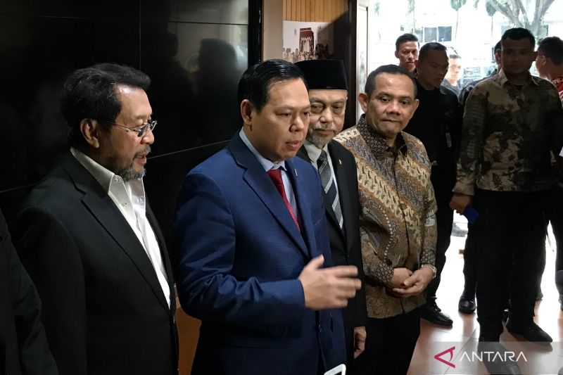 Ketua DPD RI Sultan Bachtiar Najamudin (dua kiri) menjawab pertanyaan jurnalis saat jumpa pers selepas bertemu Menhan Prabowo Subianto di Kantor Kementerian Pertahanan RI, Jakarta, Kamis (3/10/2024). ANTARA/Genta Tenri Mawangi.