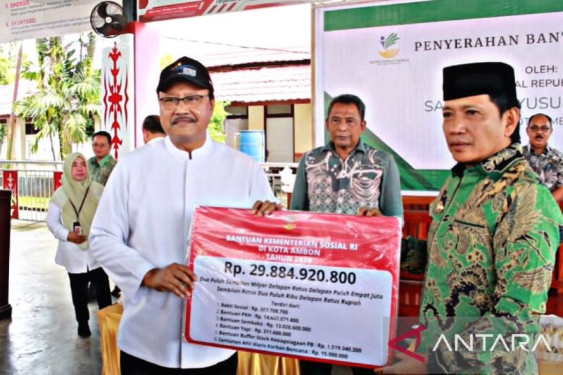 Menteri Sosial Syaifullah Yusuf menyerahkan bantuan untuk masyarakat Maluku. ANTARA/Dedy Azis
