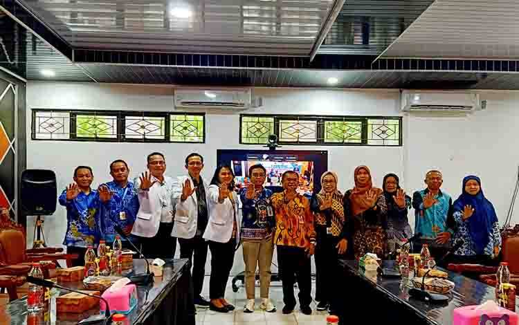 Asisten Sekda Bidang Pemerintahan dan Kesra, Eveready Noor didampingi Kadis Dalduk KB dan P3A, Silas Patiung dan lainnya foto bersama tim pakar penanganan kasus stunting, usai pembukaan kegiatan desiminasi kasus stunting di aula rapat Setda, Kamis 3 Oktober 2024.(foto: Dhani)