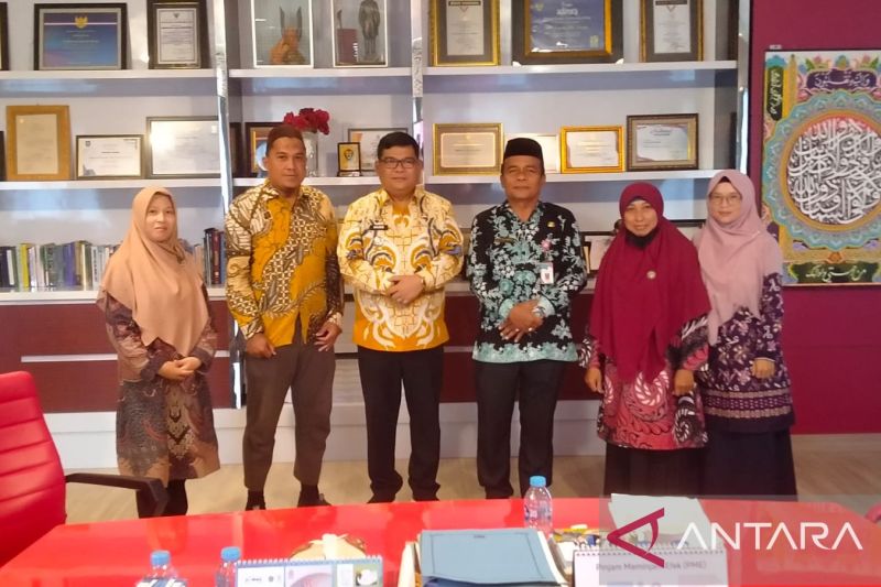 Penyelenggara Zakat dan Wakaf Kementerian Agama Kabupaten Bangka, Nur Hikmah foto bersama dengan Penjabat Bupati Bangak M Haris (nomor 3 dari kanan), Kamis (3/10) (ANTARA/Kasmono)