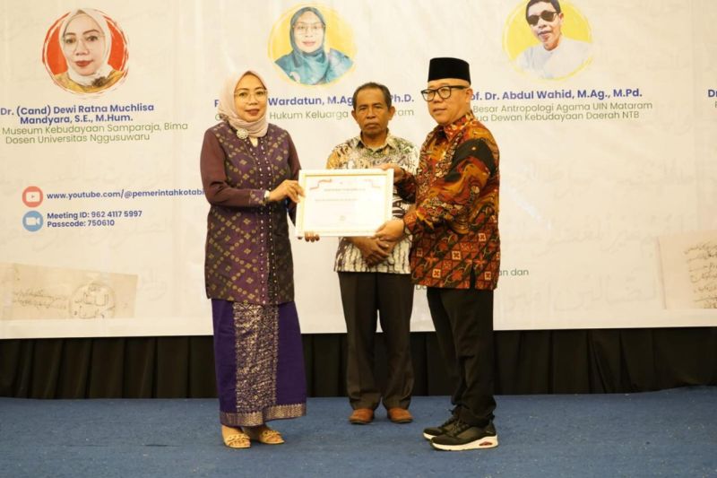 Penyerahan sertifikat naskah Kesultanan Bima sebagsi Ingatan Kolektif Nasional dilakukan Kepala Pusat Jasa Informasi Perpustakaan dan Pengelolaan Naskah Nusantara Perpusnas Agus Sutoyo kepada Kepala Museum Kebudayaan Samparaja, Dewi Ratna Muchlisa yang diselenggarakan di Bima, Nusa Tenggara Barat, Rabu (2/10/2024). (ANTARA/HO-Perpusnas)