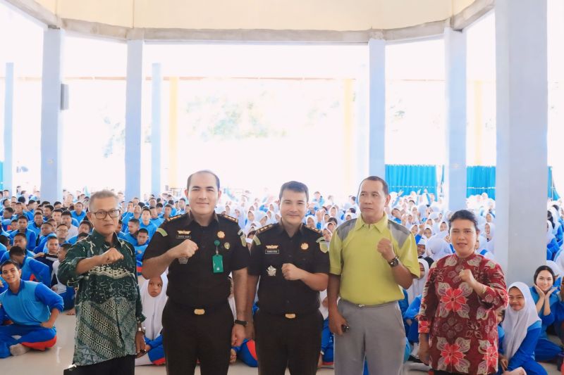 Kejaksaan Tinggi Kepulauan Riau (Kejati Kepri) menggelar kegiatan program jaksa masuk sekolah (JMS) di dua SMA di Kabupaten Bintan, Kamis (3/10/2024). (ANTARA/Ogen)