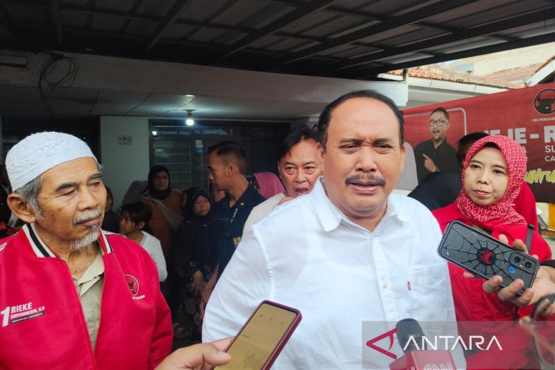 Calon Gubernur Jawa Barat Jeje Wiradinata memberikan keterangan di daerah Campaka, Andir, Kota Bandung, Kamis (3/10/2024). (ANTARA/Ricky Prayoga)