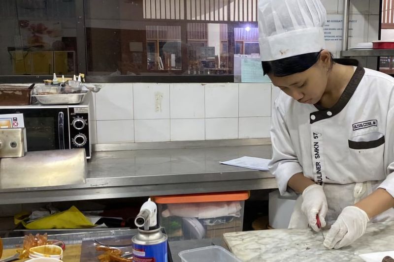 Kemendikbudristek di Jakarta pada Kamis (3/10/2024) mengatakan inovasi program "teaching factory" (Tefa) di jenjang SMK mampu meningkatkan kompetensi murid, khususnya pada dunia usaha dan dunia industri (DUDI). ANTARA/HO-BKHM Kemendikbudristek
