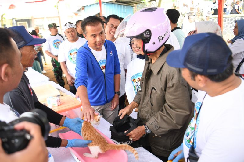 Penjabat Gubernur Jawa Barat Bey Triadi Machmudin menghadiri peringatan World Rabies Day (WRD) Tingkat Provinsi Jabar di Lapangan Cisaat, Kabupaten Sukabumi, Kamis (3/10/2024). (ANTARA/HO Pemprov Jabar)