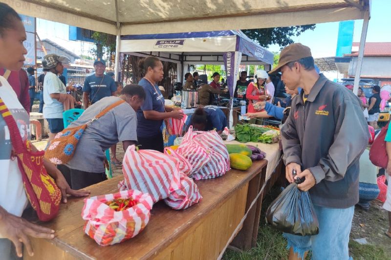Petani orang asli Papua Tengah saat terlibat dalam kegiatan pasar murah yang bertempat di Masjid Raya Babussalam, Kabupaten Mimika (ANTARA/HO- Bank Indonesia Papua)
