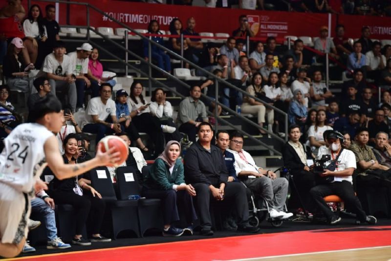 Menteri Pemuda dan Olahraga, Dito Ariotedjo, menyaksikan pertandingan final IBL All Indonesian 2024 antara Satria Muda Pertamina Jakarta melawan Pelita Jaya Jakarta di Hall Basket Gelora Bung Karno Senayan, Jakarta, Kamis (3/10/2024). (ANTARA/HO-Kemenpora)