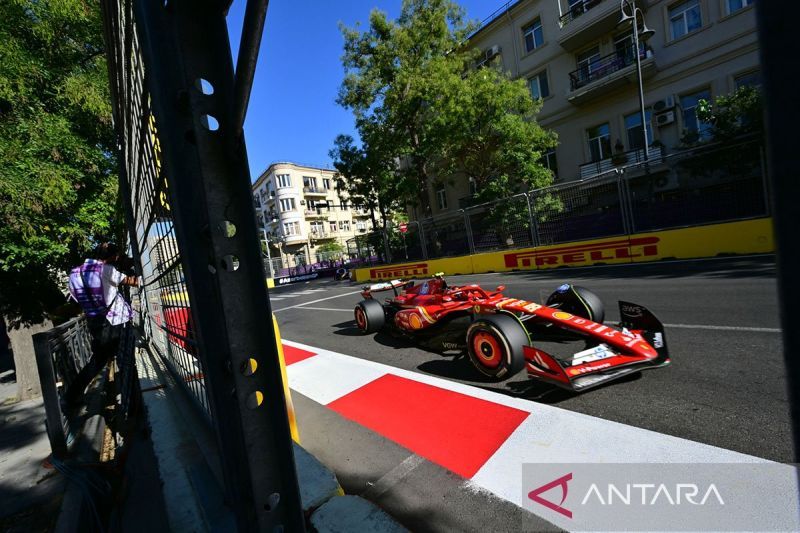 Pembalap Ferrari asal Spanyol Carlos Sainz mengemudikan mobilnya saat Grand Prix Formula Satu Azerbaijan di Sirkuit Kota Baku di Baku pada 15 September 2024. ANTARA/AFP/Andrej Isakovic/pri.