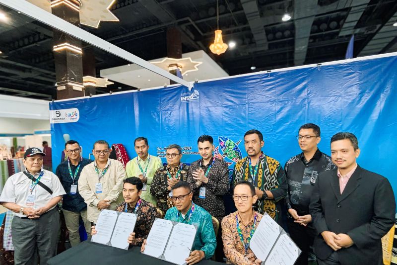 Penandatanganan Nota Kesepahaman (MoU) pembukaan pelayaran baru pelabuhan Pasir Gudang, Johor Bahru dan BBT Lagoi Bintan pada ajang International Tourism & Culture (INTAC - 24) di Kuala Lumpur, Malaysia, Kamis (3/10/2024). ANTARA/HO-Dispar Kepri