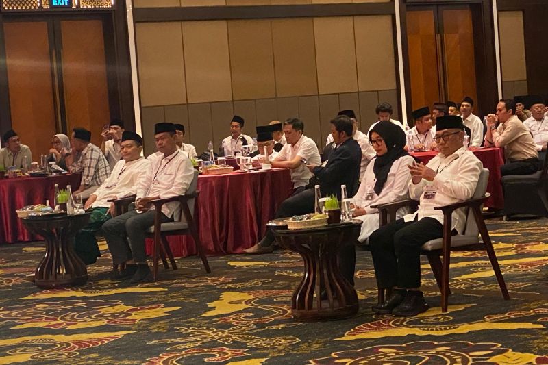 Dua pasangan cabup-cawabup Banyuwangi Ipuk-Mujiono dan Gus Makki-Ali Ruci saat menghadiri tahapan pasangan calon Pilkada 2024. ANTARA/HO-Humas KPU Banyuwangi