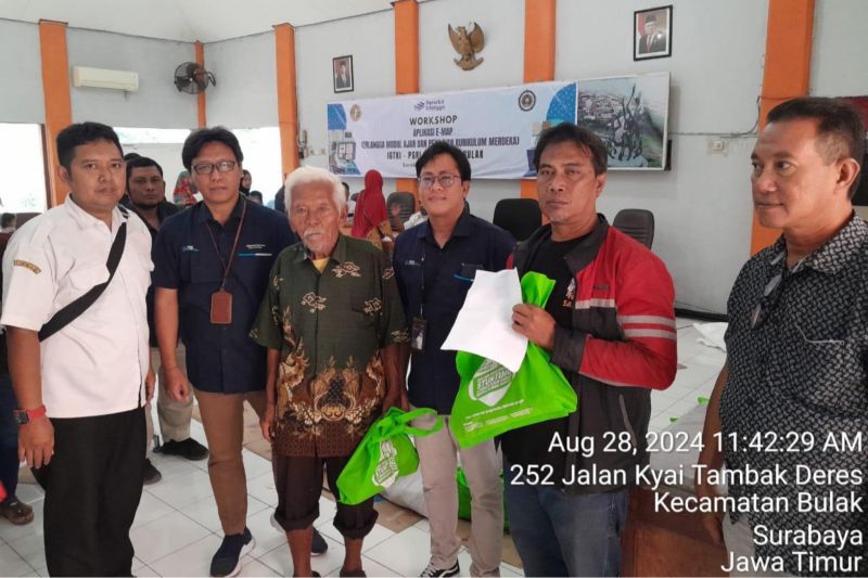 PT Rajawali Nusindo (Nusindo) menyalurkan bantuan pangan kepada 374.197 penerima manfaat keluarga risiko stunting (KRS) di Jawa Timur. (ANTARA/HO-Humas Rajawali Nusindo)