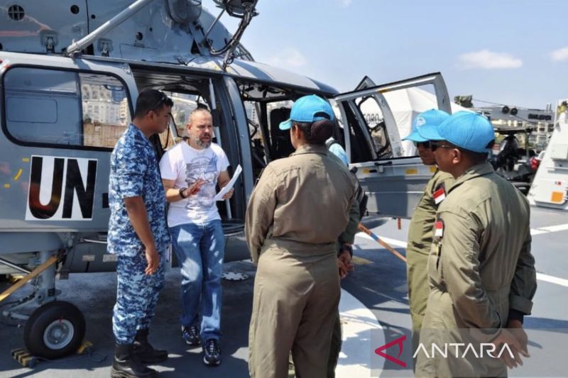 Tim inspeksi PBB mengecek kesiapan kapal, helikopter, dan pasukan Satgas MTF TNI Kontingen Garuda XXVIII-O UNIFIL di Dermaga 4 Pelabuhan Beirut, Lebanon, Rabu (26/6/2024). ANTARA/HO-Dinas Penerangan TNI AL.