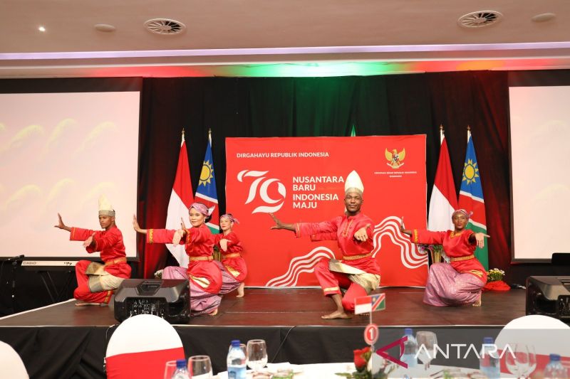 Pertunjukan tari menghiasi acara resepsi diplomatik KBRI Windhoek dalam rangka memperingati HUT RI ke-79 pada Rabu (2/10/2024). (ANTARA/HO-KBRI Windhoek)