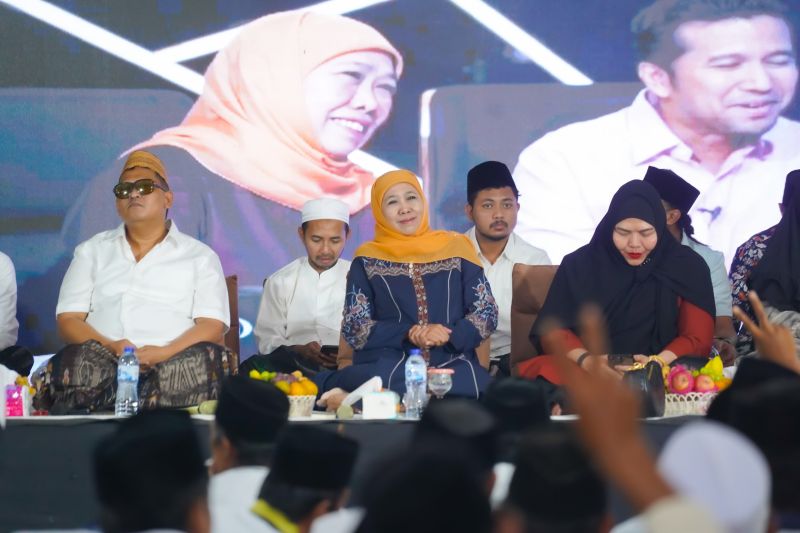 Calon Gubernur Jatim nomor urut 2 Khofifah Indar Parawansa (tengah) saat menghadiri deklarasi dukungan Forbhinu ke Khofifah-Emil, di halaman Pondok Pesantren Syaichona Cholil, Demangan, Bangkalan, Kamis (4/10/2024) malam. (ANTARA/HO-Tim Khofifah-Emil)