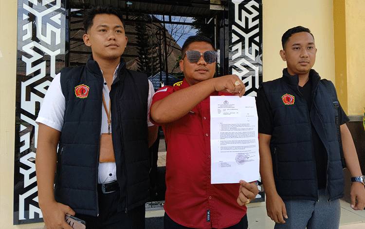 Kuasa hukum korban Jefriko Seran saat menunjukkan surat pemberitahuan perkembangan hasil penyidikan dari Ditreskrimsus Polda Kalteng (Foto : PATHUR)