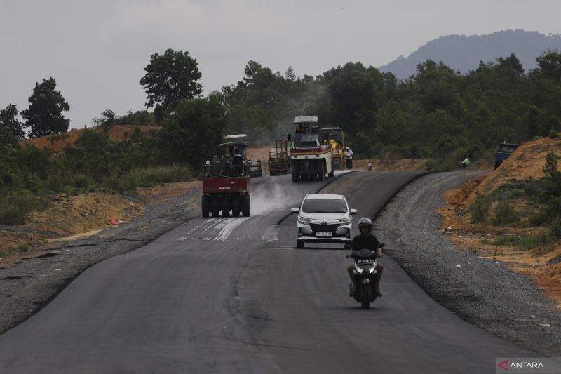 Sejumlah kendaraan melintas di samping proyek perbaikan dan pengaspalan jalan nasional di Bintan, Kepulauan Riau, Sabtu (28/9/2024). ANTARA FOTO/Teguh Prihatna/nym