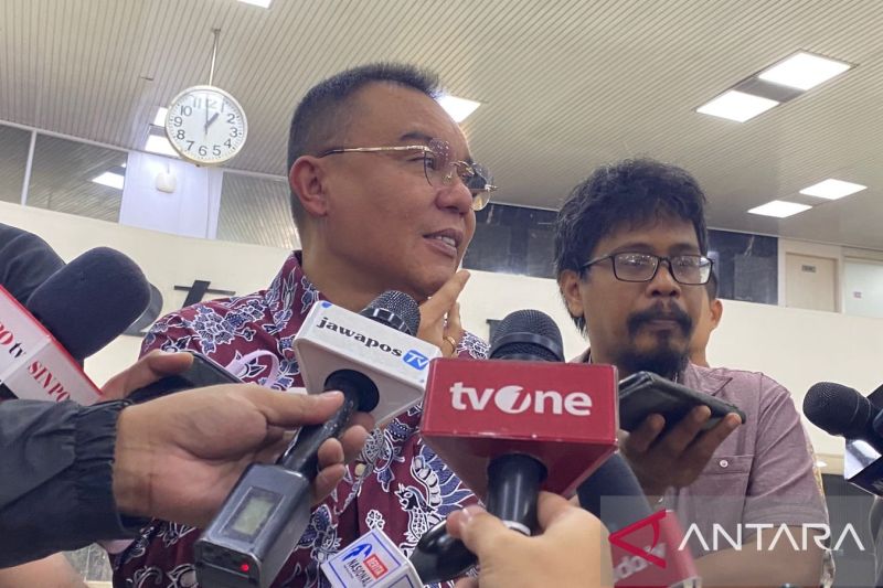 Wakil Ketua DPR RI Sufmi Dasco Ahmad di Kompleks Parlemen, Senayan, Jakarta, Jumat (4/10/2024). (ANTARA/Melalusa Susthira K.)