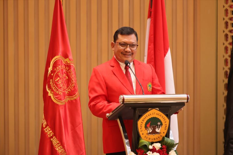 Rektor Untag Surabaya Prof Mulyanto Nugroho mendapat penghargaan Academic Leader tahun 2024 dari Lembaga Layanan Pendidikan Tinggi (LLDIKTI) Wilayah VII Jawa Timur. (ANTARA/HO-Untag Surabaya)