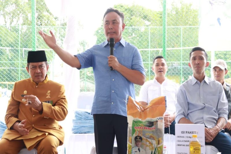 Gubernur Kalteng Sugianto Sabran saat membuka pasar murah di Kelurahan Raja Kabupaten Kotawaringin Barat, Jumat (4/10/2024). (ANTARA/HO-Diskominfosantik Kalteng)