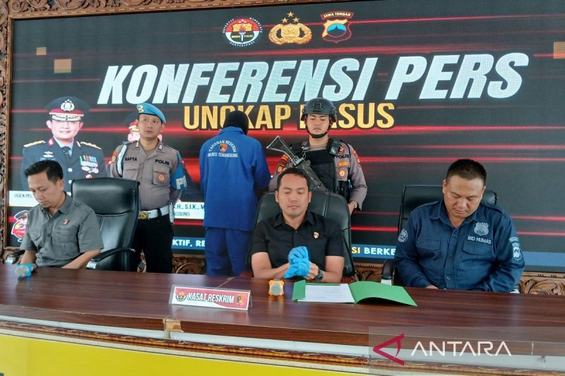 Kasat Reskrim Polres Temanggung AKP Didik Tri Wibowo memberi keterangan pers. ANTARA/Heru Suyitno.