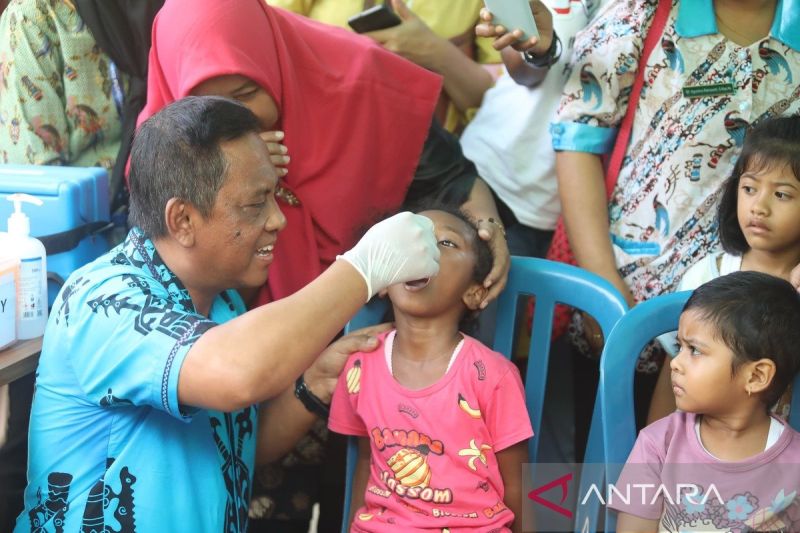 Penjabat Bupati Jayapura Semuel Siriwa saat memberikan imunisasi atau pemberian vaksin polio kepada balita di Puskesmas Waibu dalam kegiatan implementasi integrasi pelayanan kesehatan primer (ILP) dan penyerahan bantuan penanganan stunting 2024, Jumat. ANTARA/Yudhi Efendi