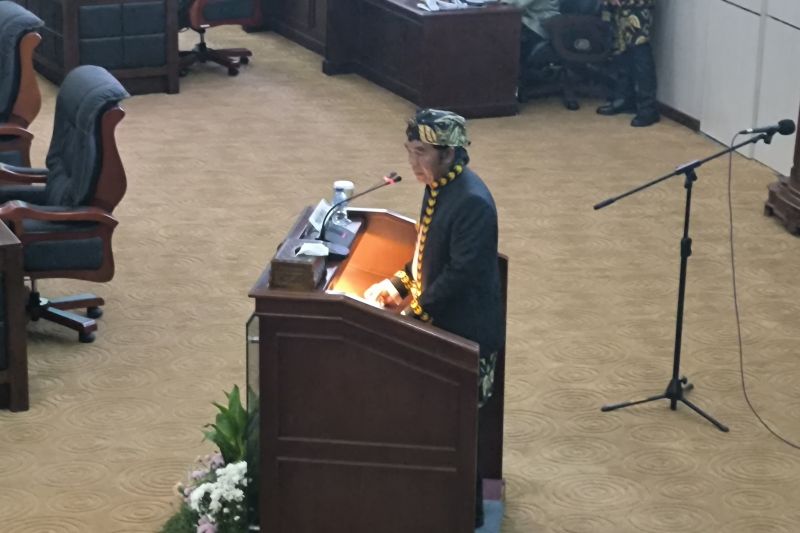 Penjabat (Pj) Gubernur Banten Al Muktabar dalam rapat paripurna istimewa di DPRD Provinsi Banten, Serang, Jumat (4/10/2024). ANTARA/Devi Nindy