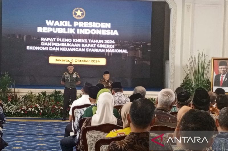 Wapres Ma'ruf Amin memberikan arahan rapat pleno Komite Nasional Ekonomi dan Keuangan Syariah (KNEKS) dan Pembukaan Rapat Sinergi Ekonomi dan Keuangan Syariah Nasional, di Auditorium Sekretariat Wapres, Jakarta, Jumat (4/10/2024). ANTARA/Benardy Ferdiansyah