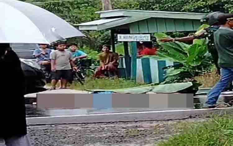 Korban Kecelakaan saat tergeletak di lokasi kejadian Jalan HM Arsyad, Desa Bengkuang, Kecamatan MB Ketapang, Kabupaten Kotim. (FOTO: IST)