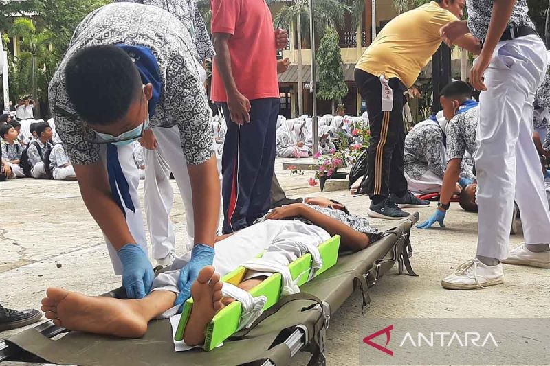 Arsip foto - Pelajar mengikuti simulasi mitigasi bencana gempa dan tsunami di Banda Aceh. ANTARA/M Haris SA