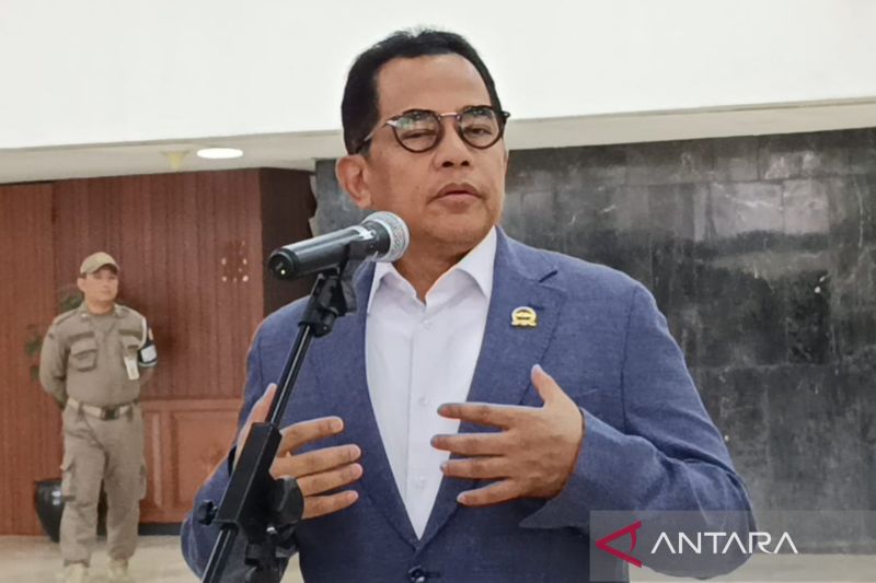 Sekjen DPR RI Indra Iskandar di Kompleks Parlemen, Jakarta, Jumat (4/10/2024). (ANTARA/Bagus Ahmad Rizaldi)